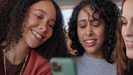 amigas, felices y teléfono en casa