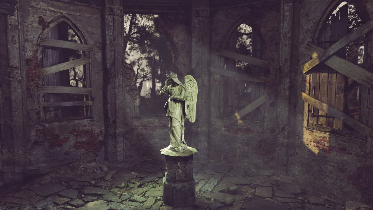 Splendida statua di angelo in marmo si erge solitaria in un edificio abbandonato e fatiscente