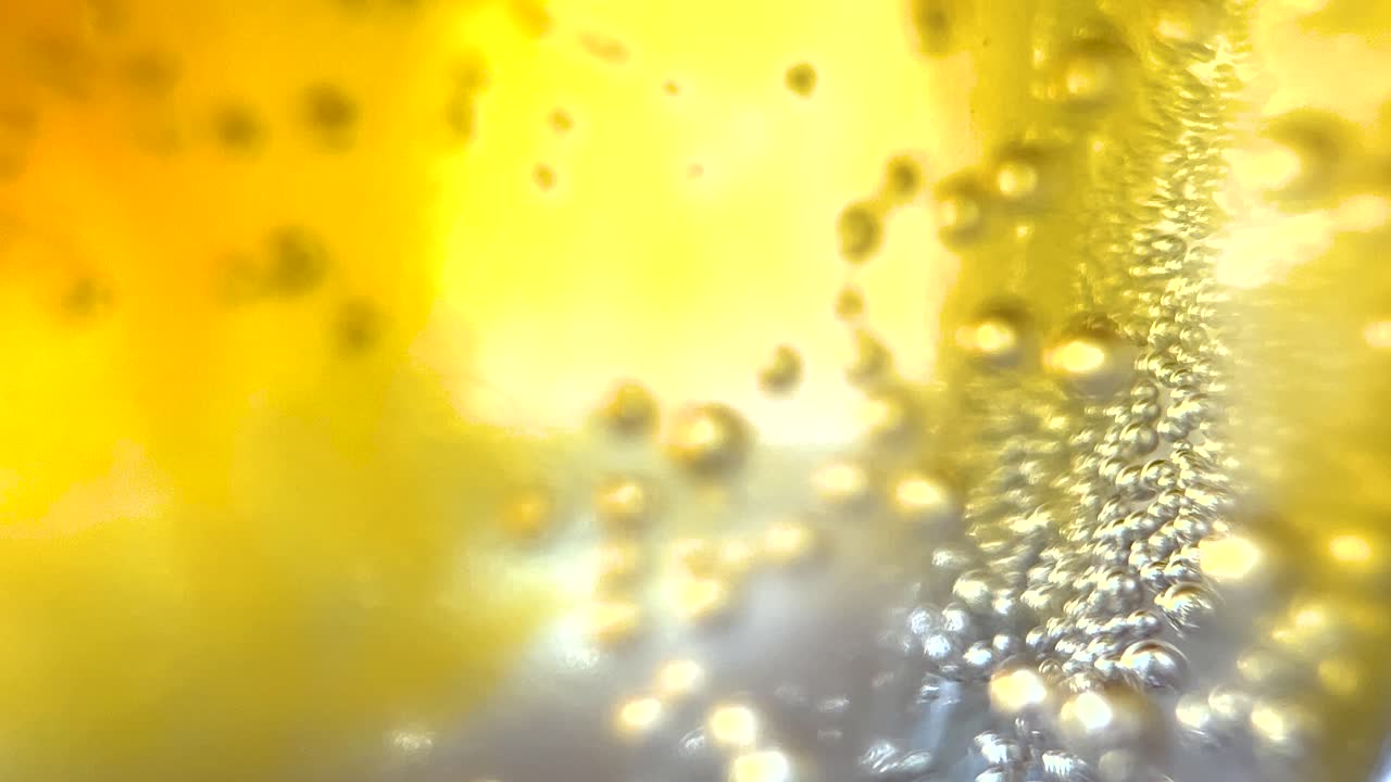 매크로 추상 노란색 거품은 화려한 밝은 황금색 유체, 창의적인 배경 텍스처 액체 아트, 유기적인 신선한 액체 흐름으로 반짝입니다.