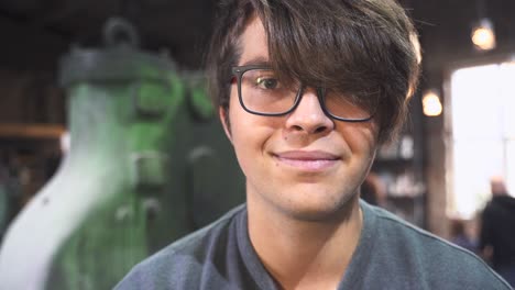joven en un café