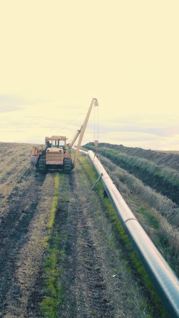 Pipeline installation with crane