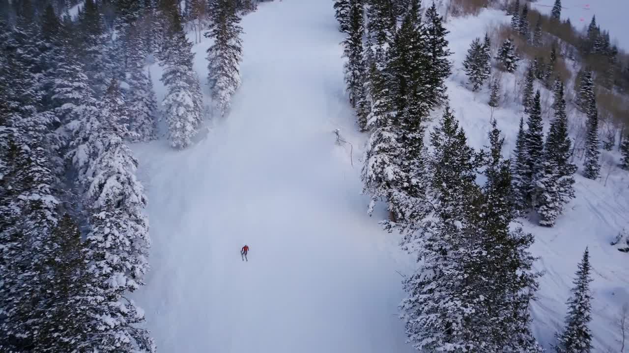 esquiadores y practicantes de snowboard corren por la ladera de una montaña cubierta de nieve en utah