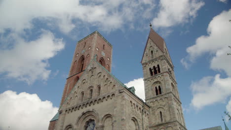 La-Iglesia-Catedral-De-Ribe-En-La-Ciudad-Más-Antigua-De-Dinamarca-Contra-El-Cielo-Azul