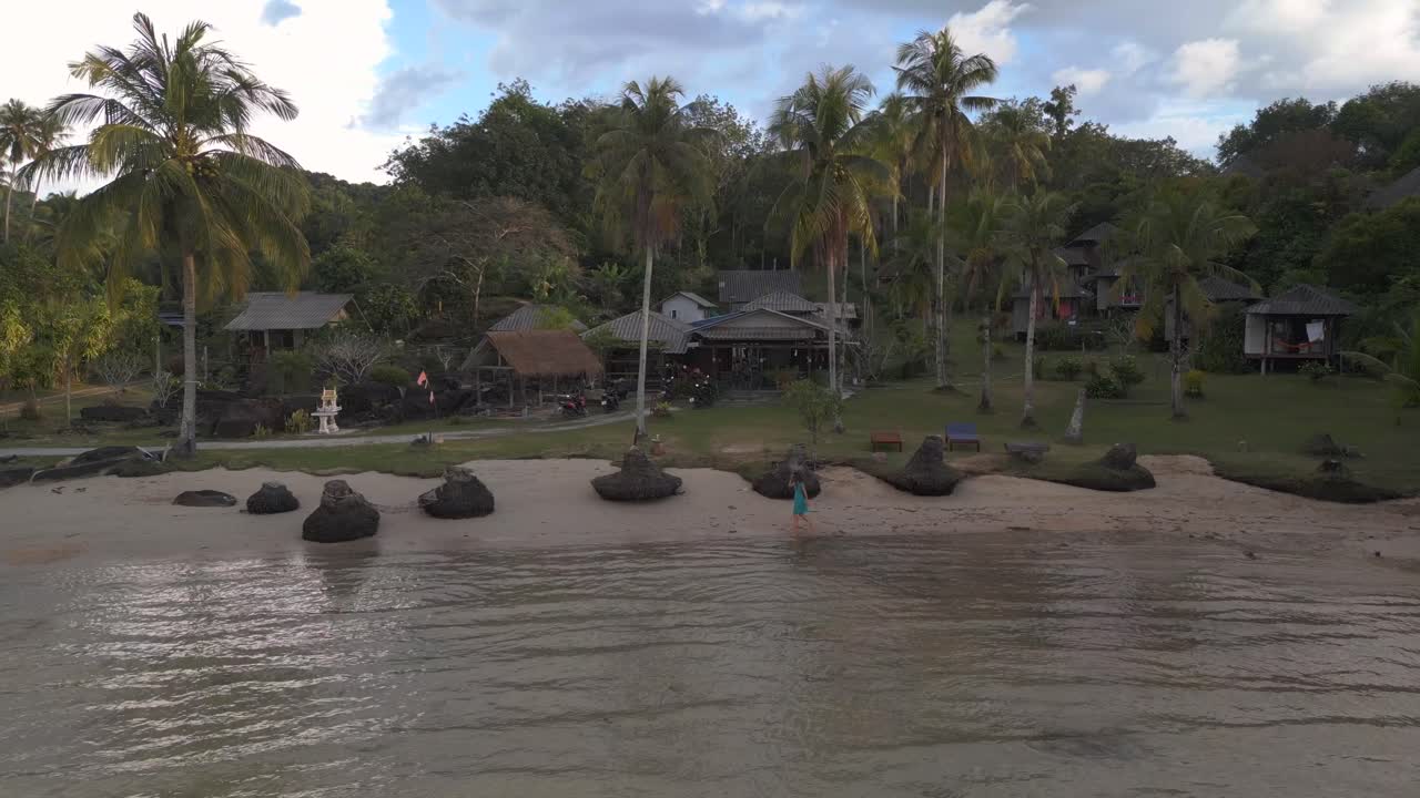 paseo nocturno por la playa, mujer con vestido verde