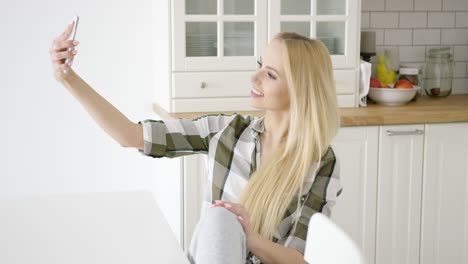 hermosa mujer tomando selfie