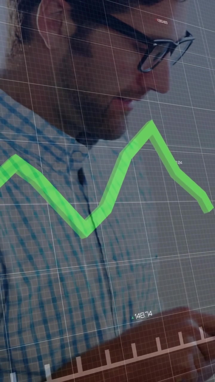 Analista che tocca e scorre il tablet, analizzando dati finanziari con un grafico verde che traccia i picchi del busto.