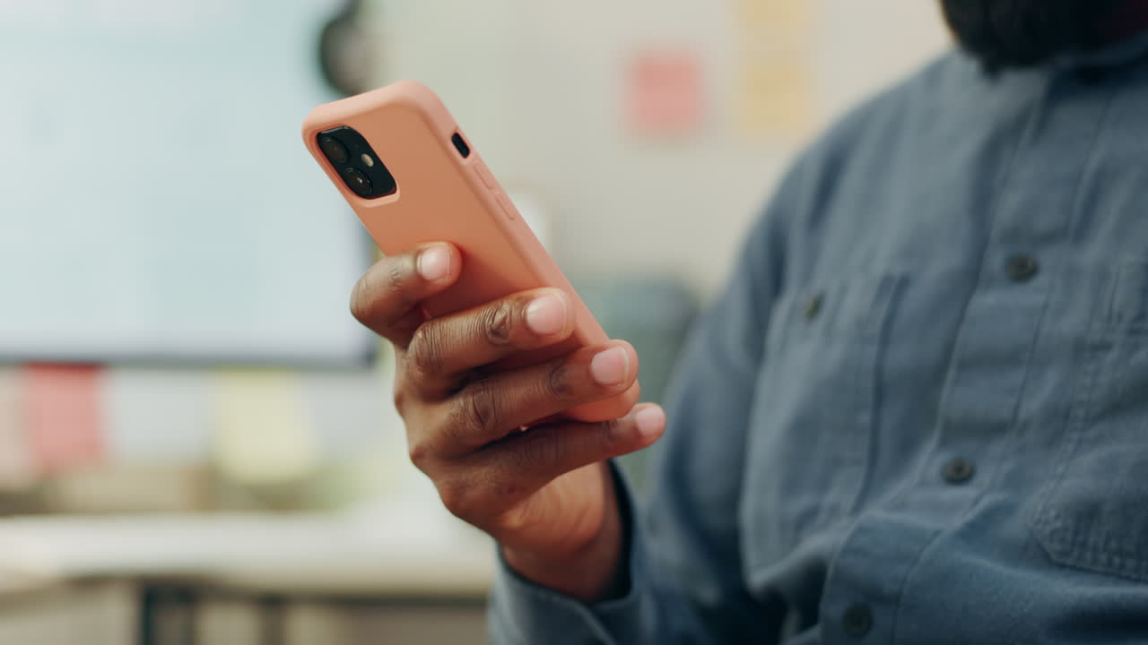primer plano, mano y una persona con un teléfono en el trabajo