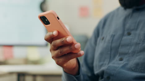 Nahaufnahme,-Hand-Und-Eine-Person-Mit-Einem-Telefon-Bei-Der-Arbeit