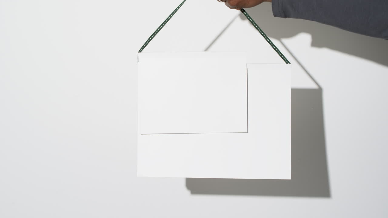 video de la mano de un hombre afroamericano con páginas en blanco, copia de espacio en fondo blanco