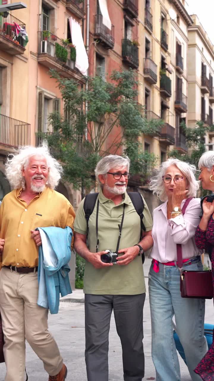 Amici anziani felici che passeggiano e chiacchierano per una via della città