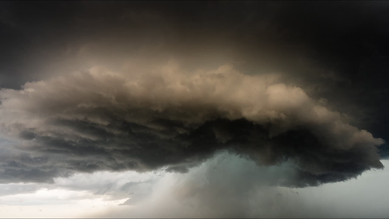 극적인 폭풍우 구름