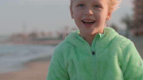 Retrato-De-Una-Niña-Feliz-En-La-Playa