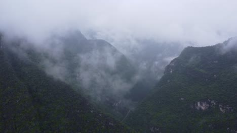 Después-De-La-Lluvia,-Hay-Muchas-Nubes-Y-Niebla-En-Las-Zonas-Montañosas.