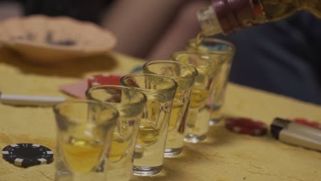 Whisky,-Der-Auf-Einer-Party-In-Ein-Glas-Gegossen-Wird