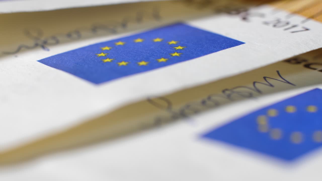 Banconota da 50 euro in lenta rotazione. Primo piano macro