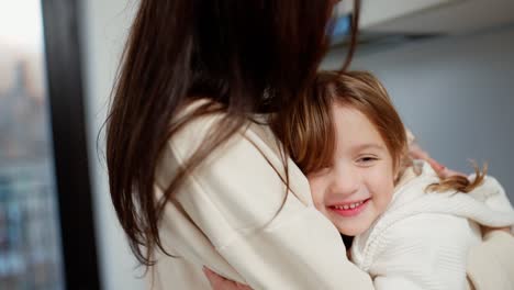 Retrato-De-Una-Hija-Abrazando-Amorosamente-A-Su-Madre