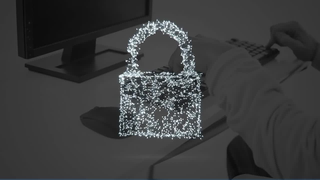 animación de un candado digital sobre las computadoras en la oficina