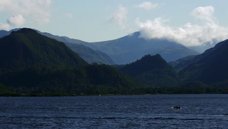 Toma-Ampliada-De-Un-Barco-De-Recreo-En-El-Lago-De-Agua-Derwent-En-El-Distrito-De-Los-Lagos