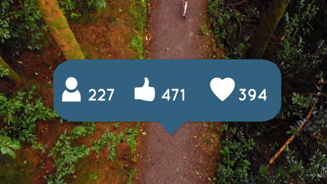 animación de iconos de redes sociales en burbuja de habla sobre vista aérea de hombre caucásico corriendo en el bosque