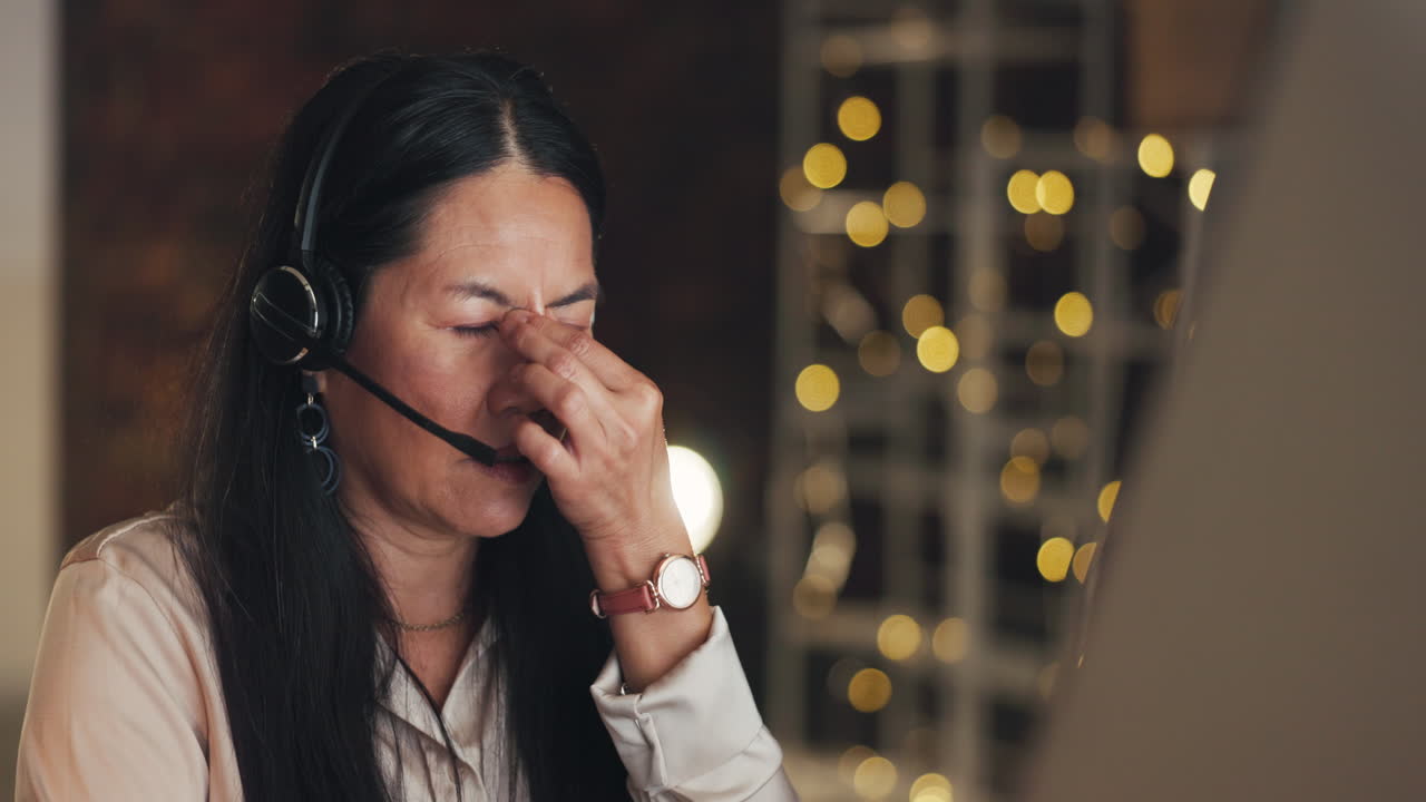 스트레스, 번아웃 또는 두통과 함께 여자 전화