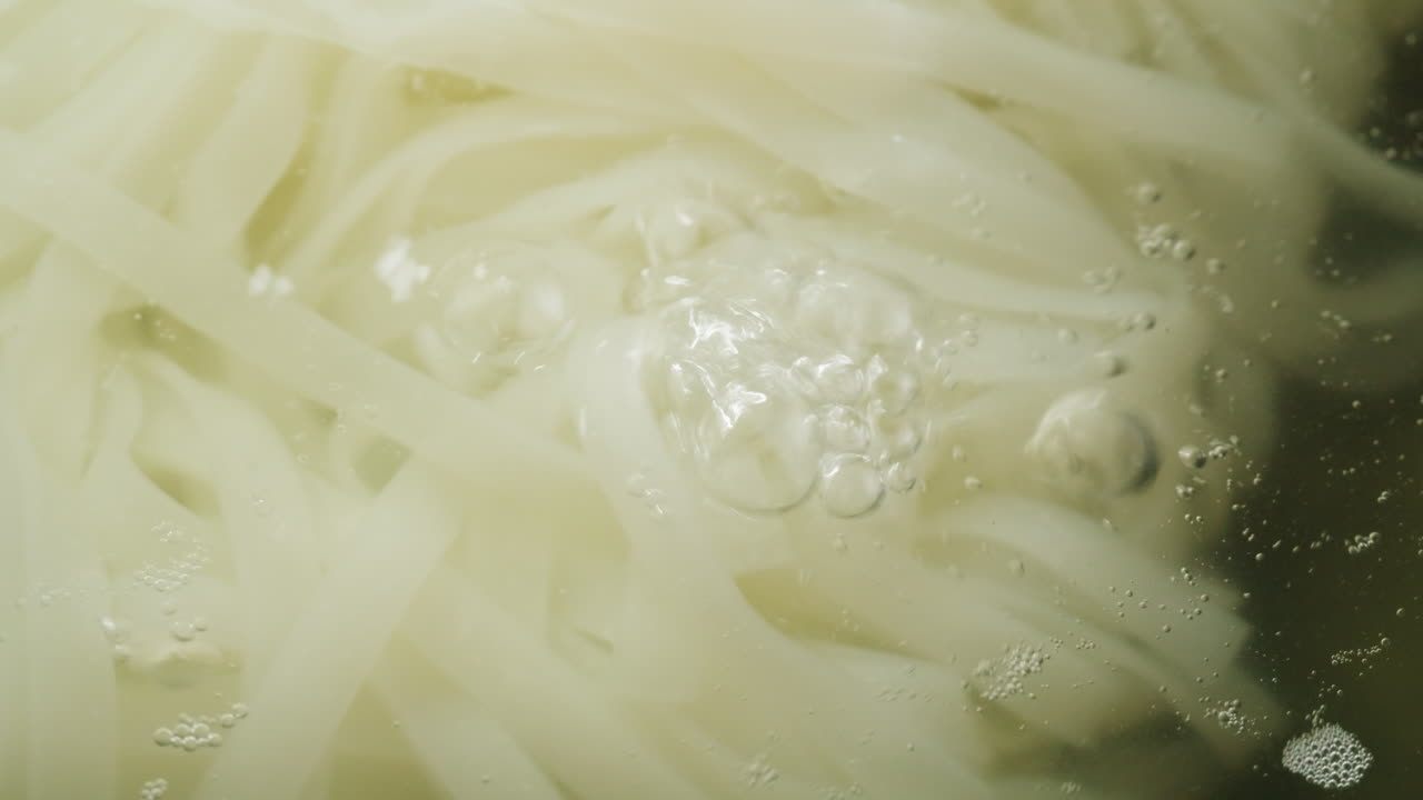 fideos en ebullición