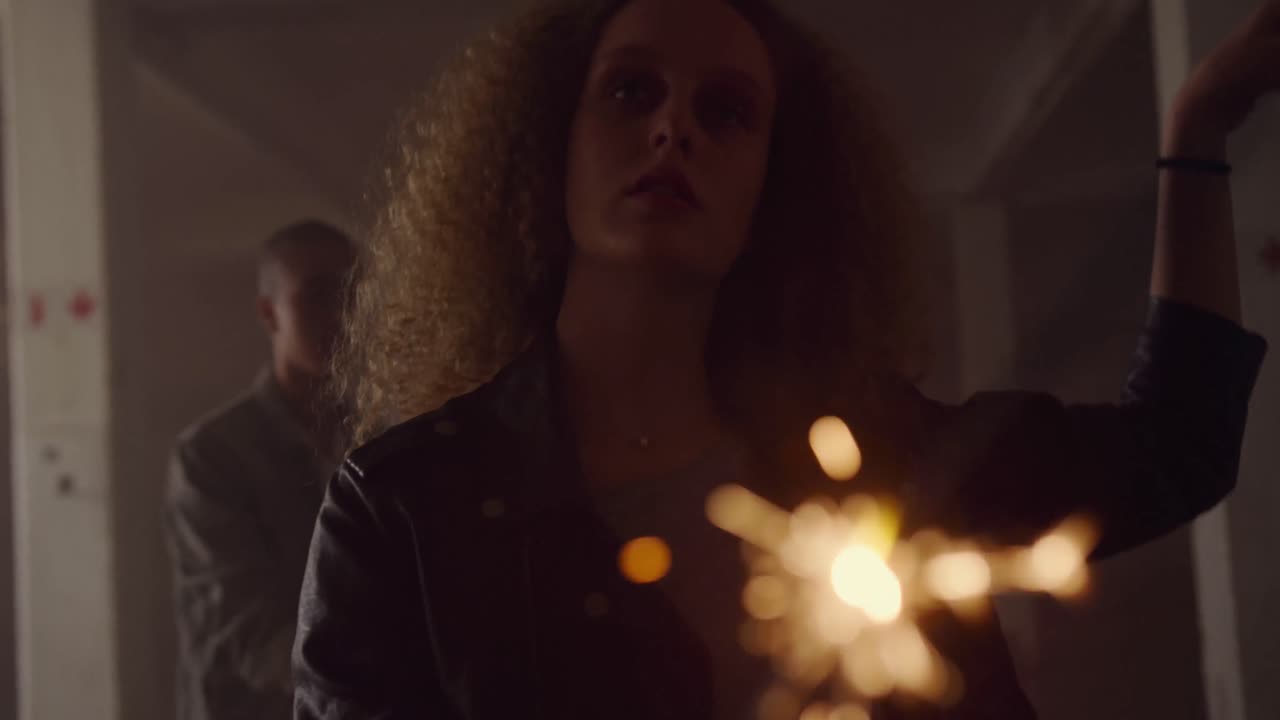 модный молодой мужчина и женщина в заброшенном складе