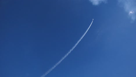 Fighter-jet-flies-over-Los-Angeles