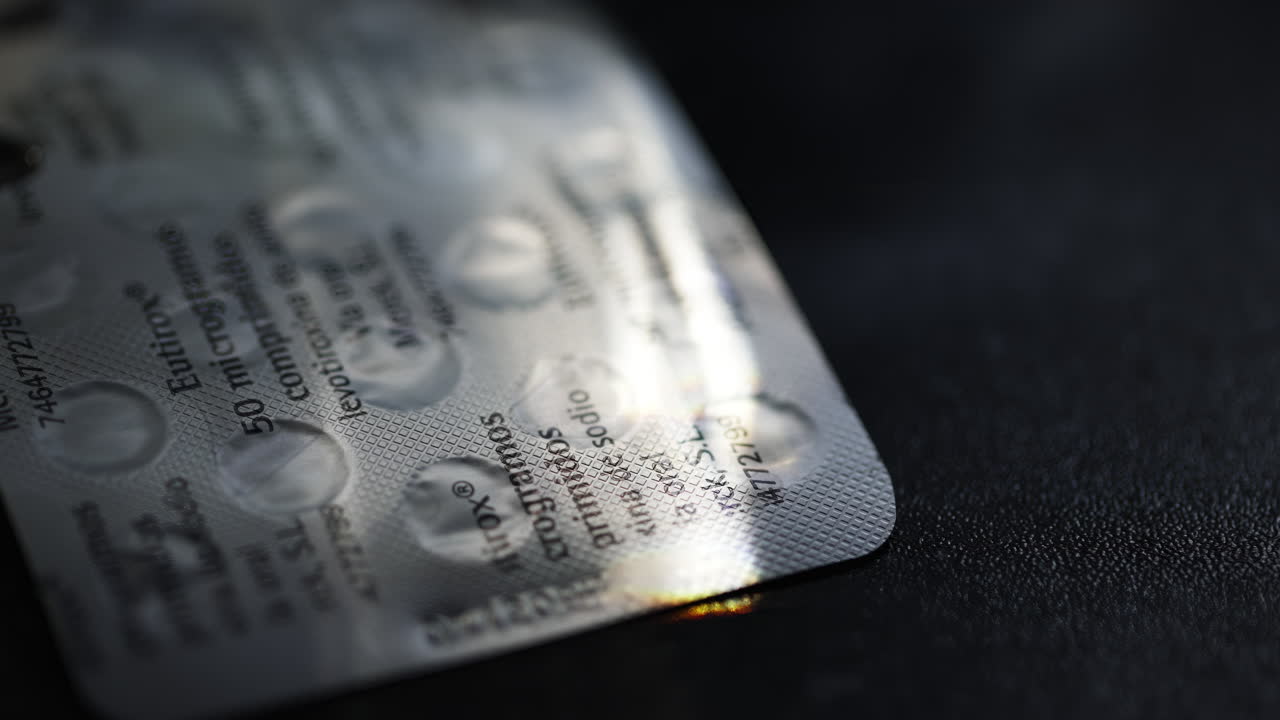 Primo piano del farmaco Eutirox in un blister argentato