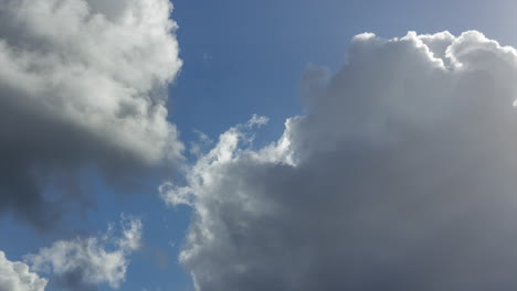 nubes esponjosas que se acumulan en un día soleado