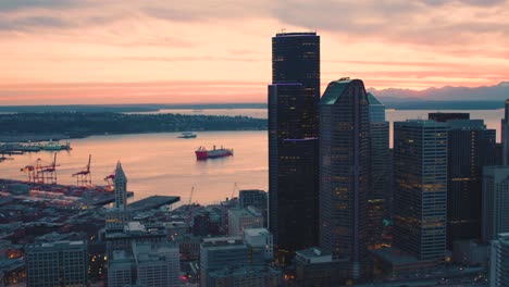 vliegende luchtbeeld seattle skyline architectuur oranje gloeiende hemel reflectie puget geluid