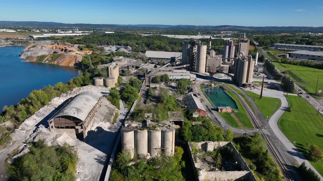 enorme instalación minera con lago azul