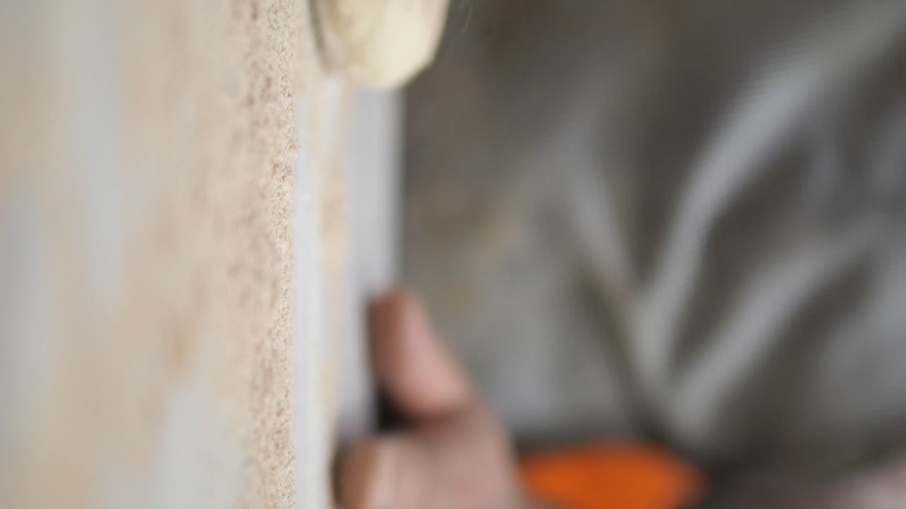 Primo piano di mani che si arrampicano e texture della parete