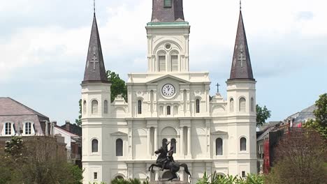 Mule-Buggies-Line-Up-On-The-Street-In-Front-Of-Historic-Jackson-Square-In-The-New-Orleans-French-Quarter