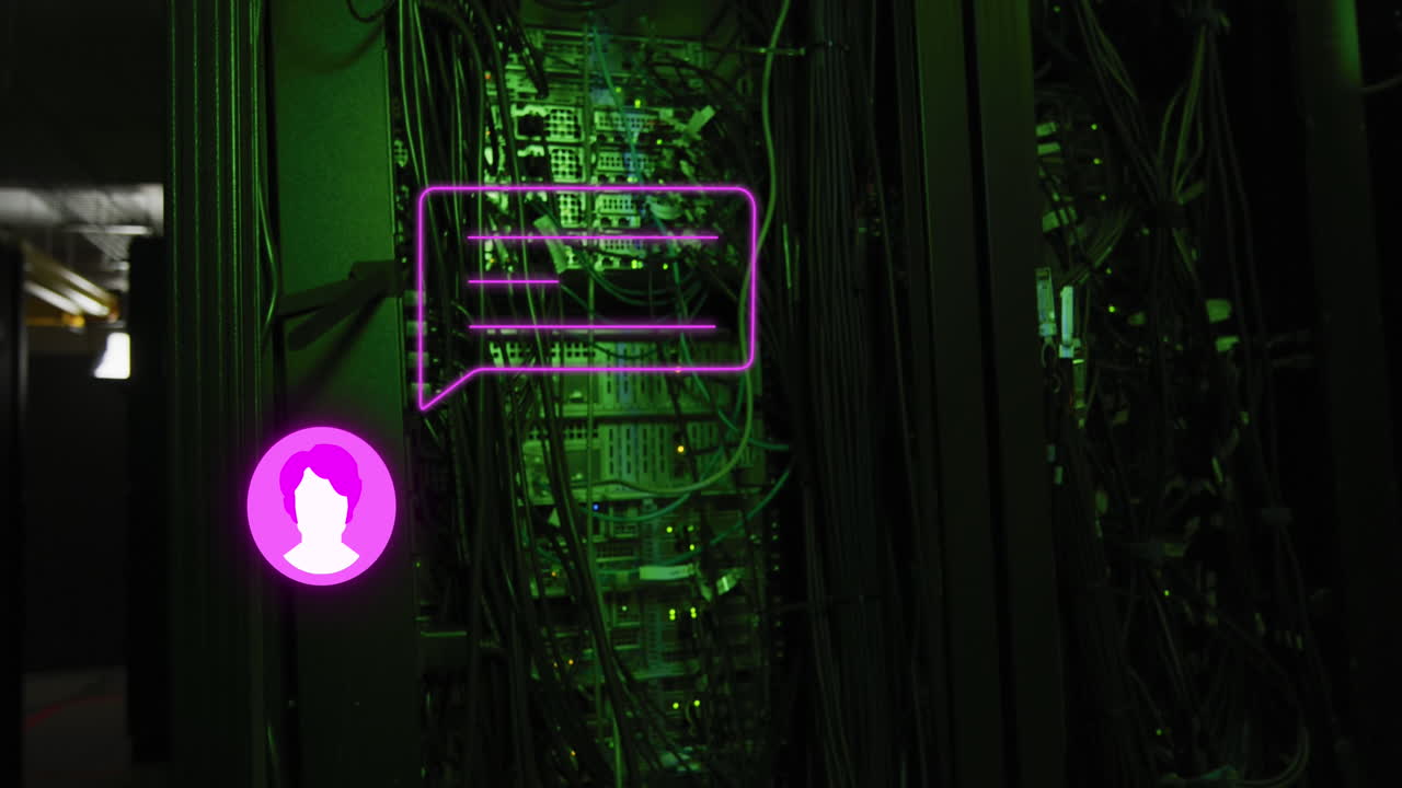 animación del perfil y el icono del mensaje en el panel trasero del rack del servidor de datos en la sala del servidor.