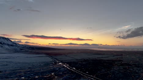 fenómeno atmosférico de nubes nacreadas sobre los cielos de la costa sur de islandia