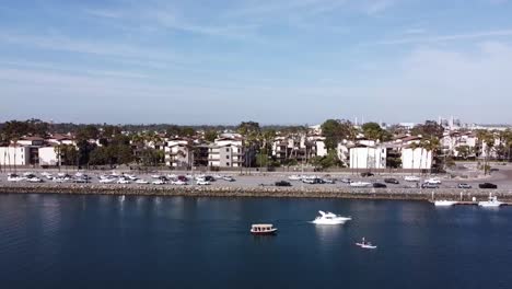 toma aérea del canal de botes con botes en movimiento