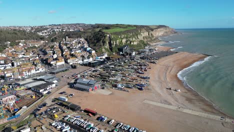 Luftdrohnenaufnahme-Von-Hastings,-Großbritannien,-Weitwinkelaufnahme-Des-Strandes,-Der-Altstadt-Und-Der-östlichen-Hügelklippen