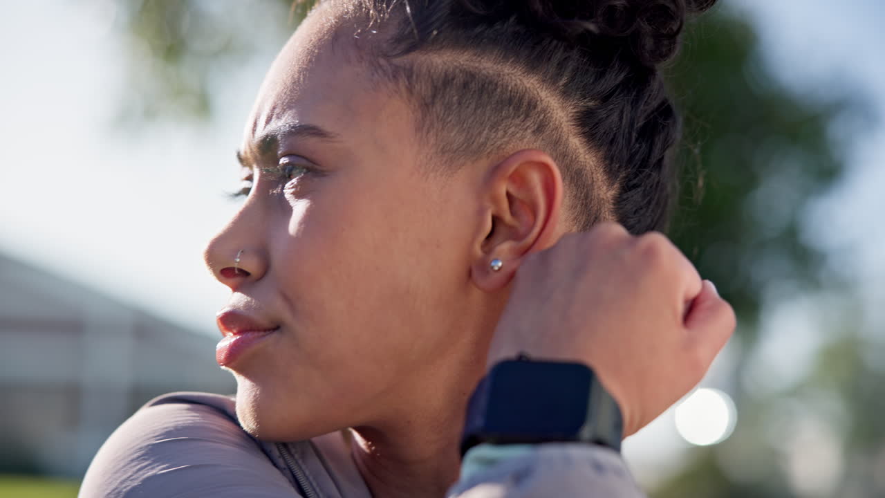 mañana, entrenamiento y mujer estirándose para hacer ejercicio