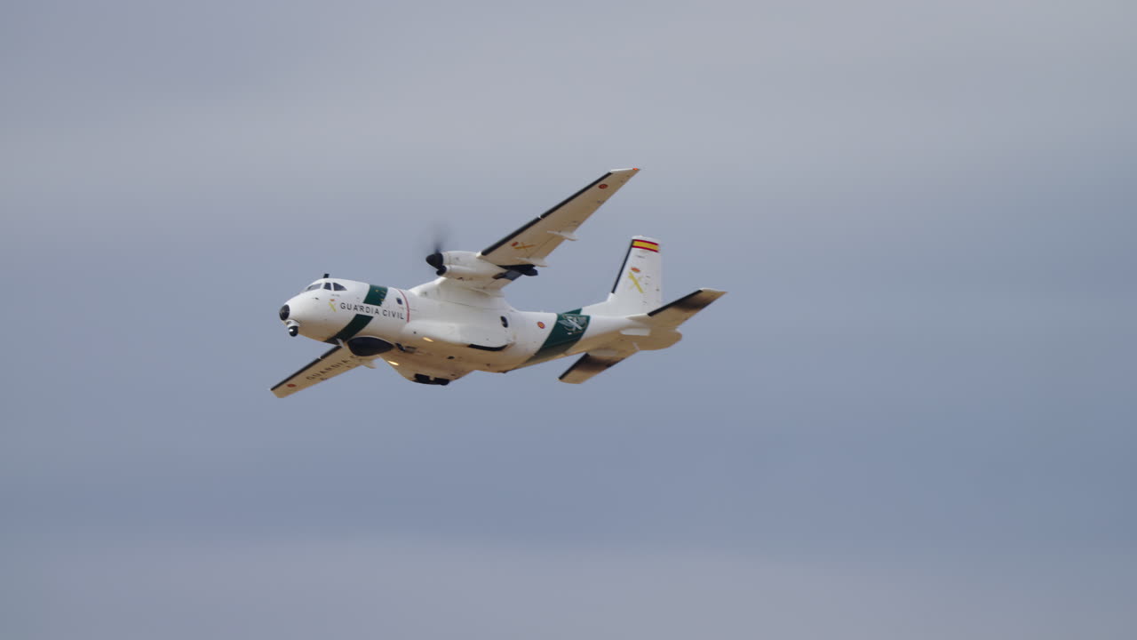 Aereo a elica della Guardia Civil in volo e in virata nel cielo