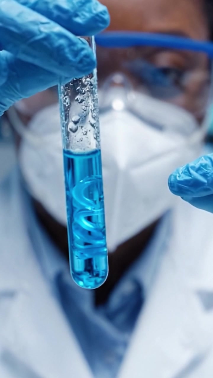 Scienziato concentrato che conduce un esperimento di laboratorio con provette, analizzando soluzioni e dati in un ambiente scientifico moderno, mostrando precisione ed esperienza