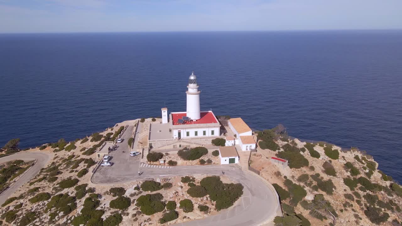 vea las impresionantes vistas del faro de formentor, situado en un acantilado en cap formentor en mallorca.
