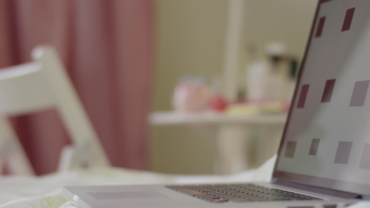 침실에서 노트북을 사용하는 여자