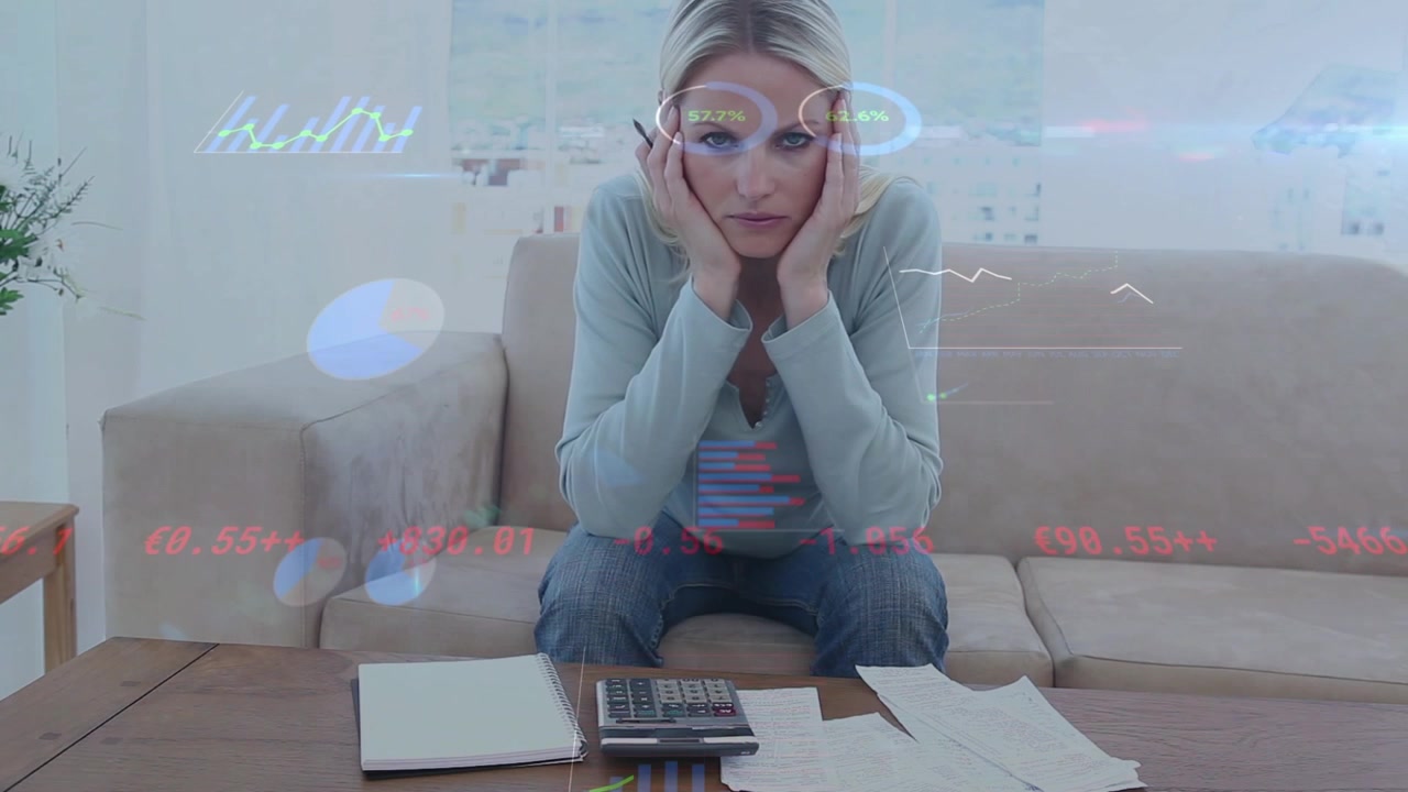 Mulher pegando recibos, usando calculadora e controlando contas, com gráficos financeiros sobrepostos