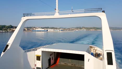 Hiperlapso-De-Ferry-Que-Sale-Durante-El-Día-Desde-El-Puerto-De-Corfú,-Grecia,-Aguas-Tranquilas-Azules