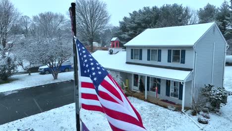 bandera estadounidense ondeando en casa en los ee.uu. durante las tormentas de nieve