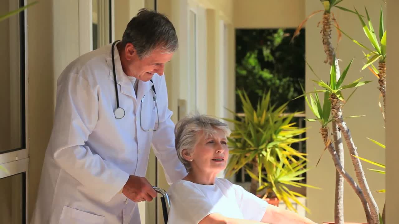 ⁇ 체어 에 앉아 있는 환자 가 의사 와 대화 하고 있다