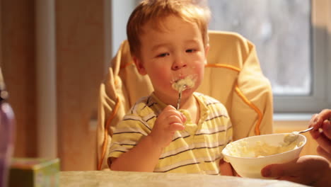little boy eats porridge time lapse
