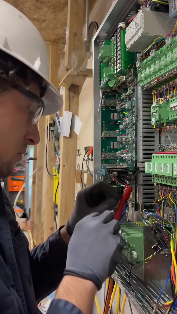 Eletricista Testando Circuitos de Painel de Controle Elétrico