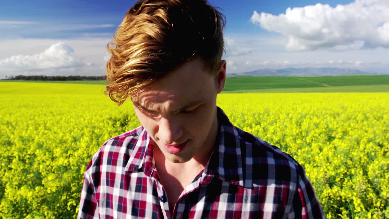 머스타드 필드에서 카메라에서 사진을 찍는 남자