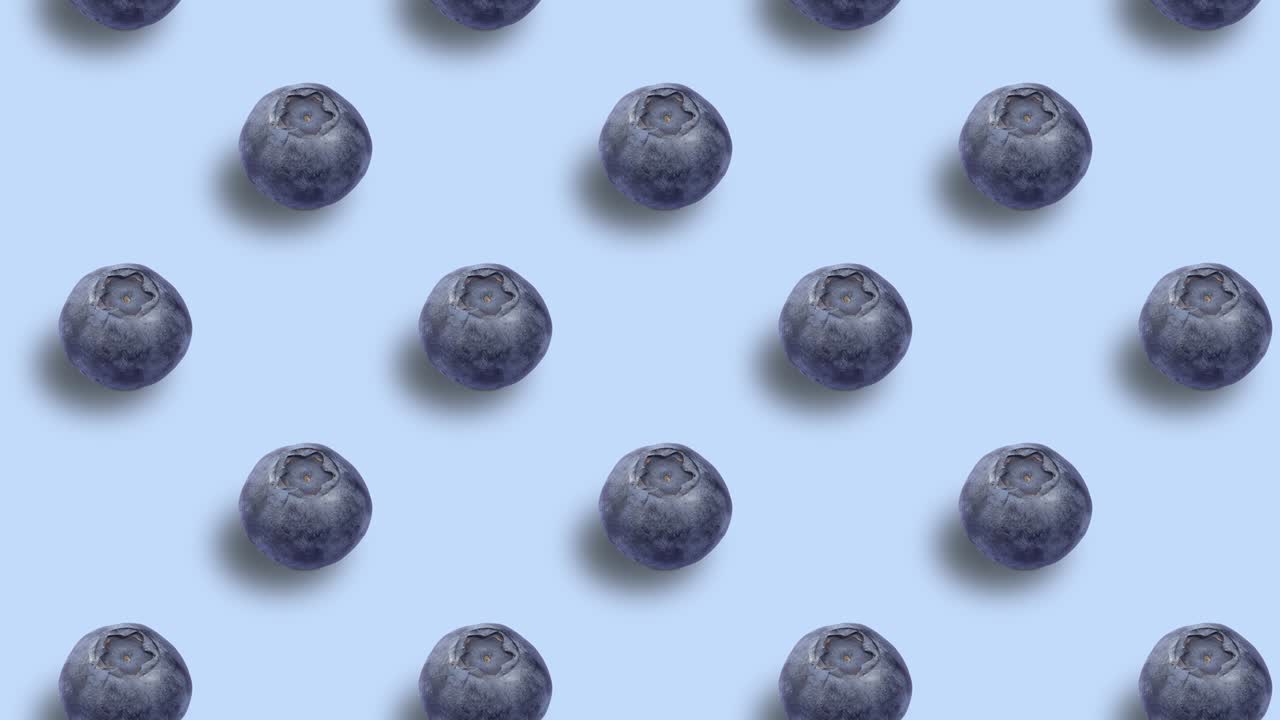 모션 애니메이션: 파란색 배경에 파란색 모양의 모양으로 움직이는 은, 맛있는, 둥근 블루베리.